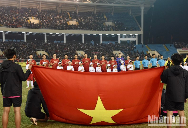 Los jugadores vietnamitas saludan a la bandera nacional.