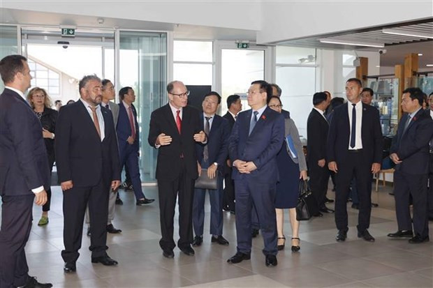 El presidente de la Asamblea Nacional de Vietnam, Vuong Dinh Hue, visita el puerto BMF Burgas. El presidente de la Asamblea Nacional de Vietnam, Vuong Dinh Hue, visita el puerto BMF Burgas.