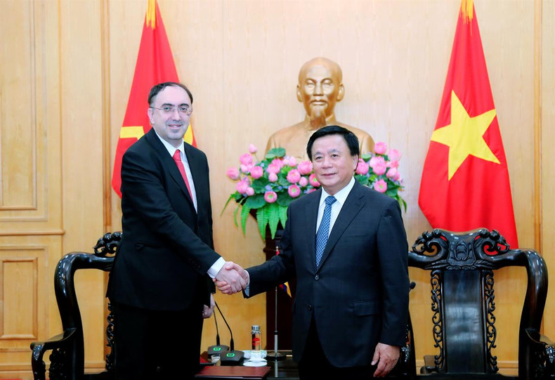 El director de la Academia Nacional de Política Ho Chi Minh y el embajador de Armenia, Suren Baghdasaryan (Foto: hcma.vn)