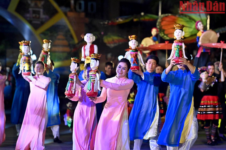 Un espectáculo de marionetas atrae a los turistas y la población local.