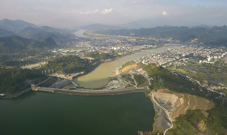 El embalse de Hoa Binh y el río Da fluyen a través de la ciudad.