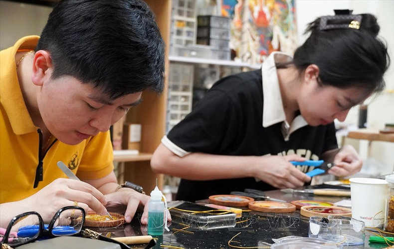Hoa kim sa requiere que los trabajadores sean meticulosos para poder crear productos más cercanos al arte tradicional. (Foto: Revista Ilustrada Vietnam) Hoa kim sa requiere que los trabajadores sean meticulosos para poder crear productos más cercanos al arte tradicional. (Foto: Revista Ilustrada Vietnam)