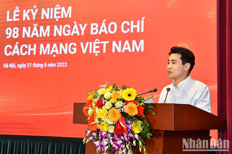 El representante de la generación joven del periódico Nhan Dan, el reportero Nguyen Trung Hieu habla en el evento.