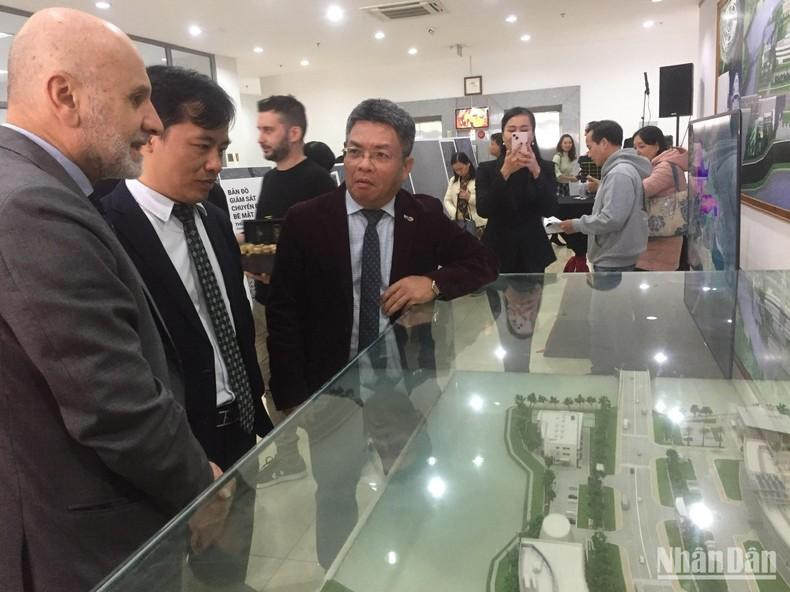 El embajador de Italia en Hanói, Antonio Alessandro; el vicepresidente de la Academia de Ciencia y Tecnología de Vietnam, profesor Le Truong Giang; y el director general del Centro Espacial de Vietnam, doctor Pham Anh Tuan, visitan la exposición.