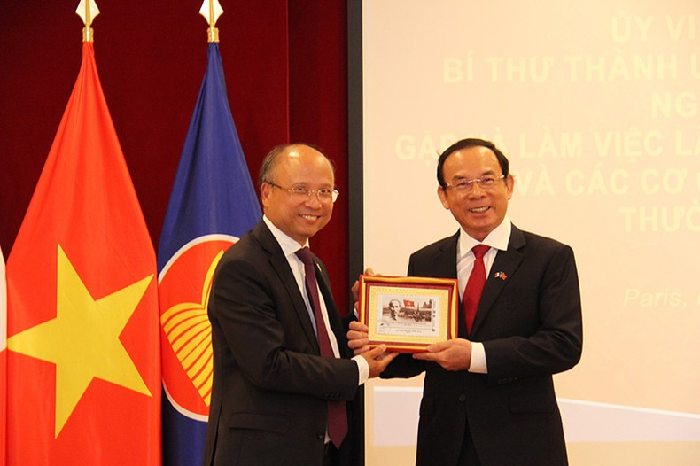 El secretario del Comité del Partido de Ciudad Ho Chi Minh, Nguyen Van Nen, y el embajador vietnamita en Francia, Dinh Toan Thang. El secretario del Comité del Partido de Ciudad Ho Chi Minh, Nguyen Van Nen, y el embajador vietnamita en Francia, Dinh Toan Thang.