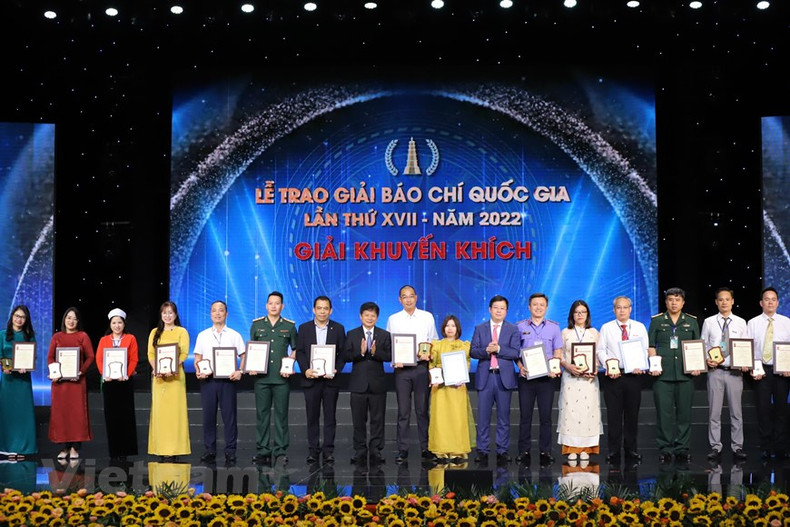 El viceministro de Información y Comunicación Nguyen Thanh Lam y el vicepresidente de la Asociación de Periodistas de Vietnam Tran Trong Dung entregan el Premio de consolación a los ganadores. El viceministro de Información y Comunicación Nguyen Thanh Lam y el vicepresidente de la Asociación de Periodistas de Vietnam Tran Trong Dung entregan el Premio de consolación a los ganadores.