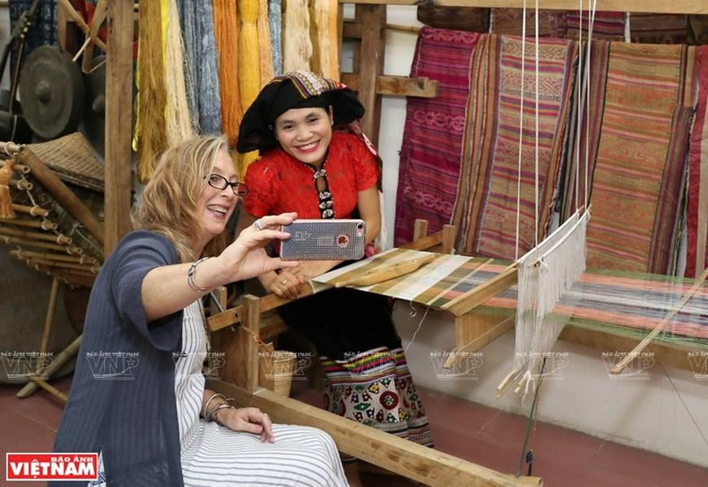 Cynthia Mann y su amiga Sam Thi Tinh, dueña de Hoa Tien Brocade. (Foto: VNA) Cynthia Mann y su amiga Sam Thi Tinh, dueña de Hoa Tien Brocade. (Foto: VNA)