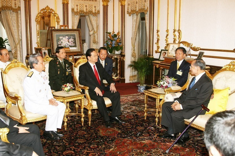 El primer ministro vietnamita Nguyen Tan Dung se reúne con el rey de Tailandia Bhumibol Adulyadej (Tailandia, 20 de diciembre de 2006).
