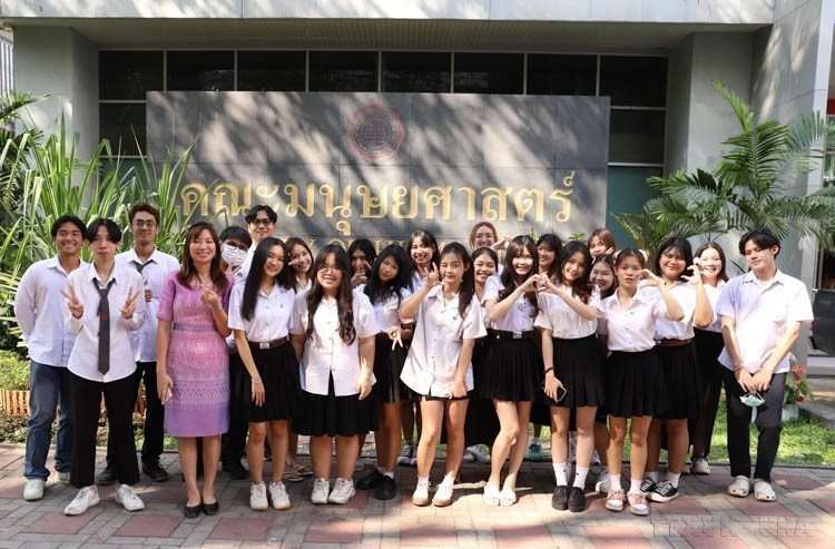 Junto con el desarrollo de las relaciones de amistad entre Vietnam y Tailandia, el idioma vietnamita está ganando popularidad como lengua extranjera entre los estudiantes tailandeses. En la imagen: Estudiantes del curso de vietnamita impartido por la profesora asociada Nguyen Thi Chiem en la Facultad de Humanidades de la Universidad Srinakharinwirot (Tailandia).