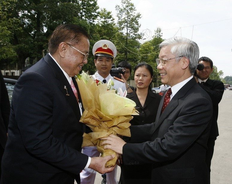 El presidente de la Asamblea Nacional de Vietnam Nguyen Phu Trong (derecha) recibe al presidente de la Asamblea Nacional de Tailandia, Chai Chidchob, durante su visita oficial a Vietnam del 21 al 22 de julio de 2009.