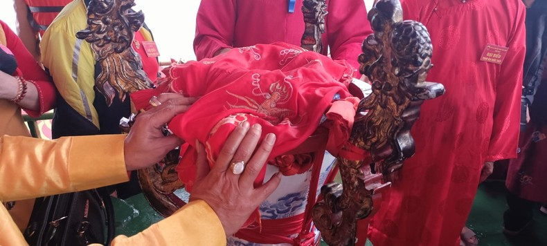 Mientras recogían agua, los monjes y budistas realizaban rituales espirituales.