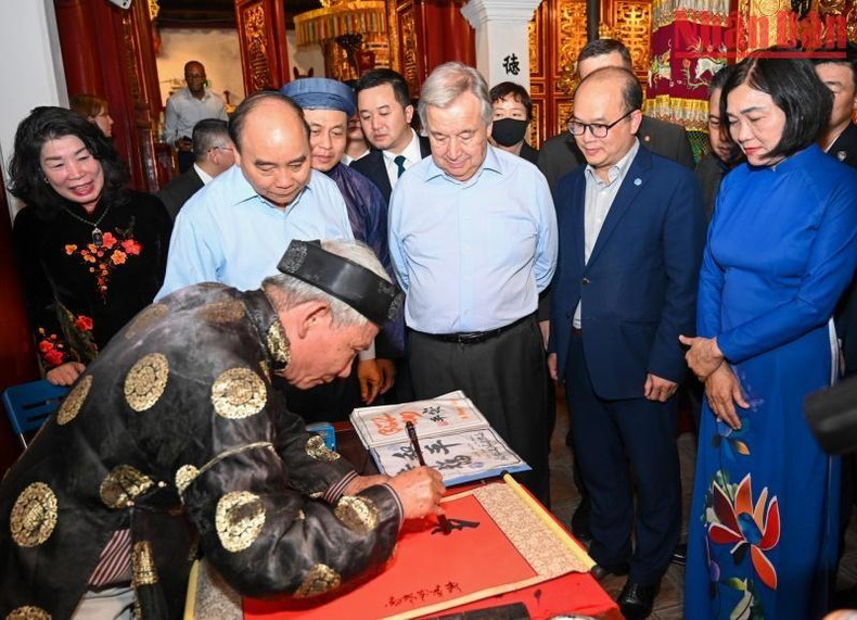 Un maestro de caligrafía regala letras al jefe de la mayor entidad multilateral del mundo.
