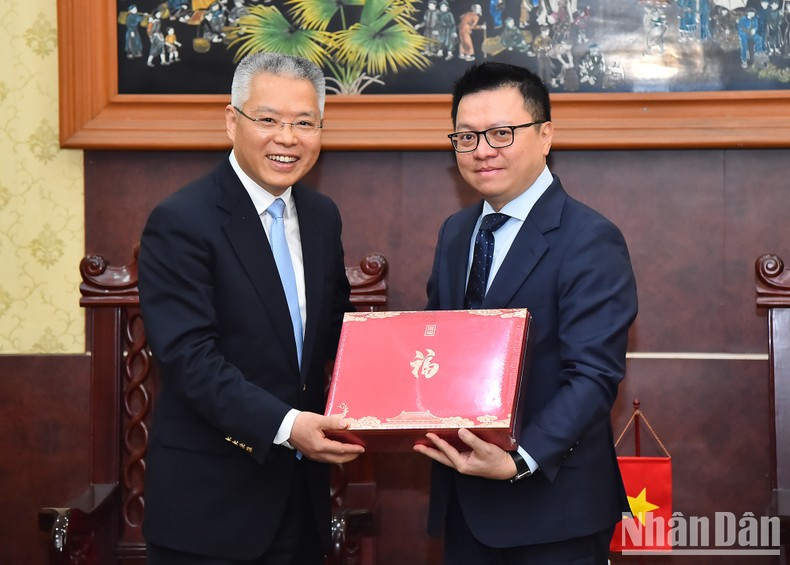 Hu Zhaoming entrega un obsequio al diario Nhan Dan.