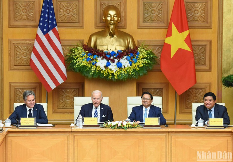 El primer ministro Pham Minh Chinh y el presidente Biden asisten a la Conferencia de alto nivel Vietnam-Estados Unidos sobre inversión e innovación.