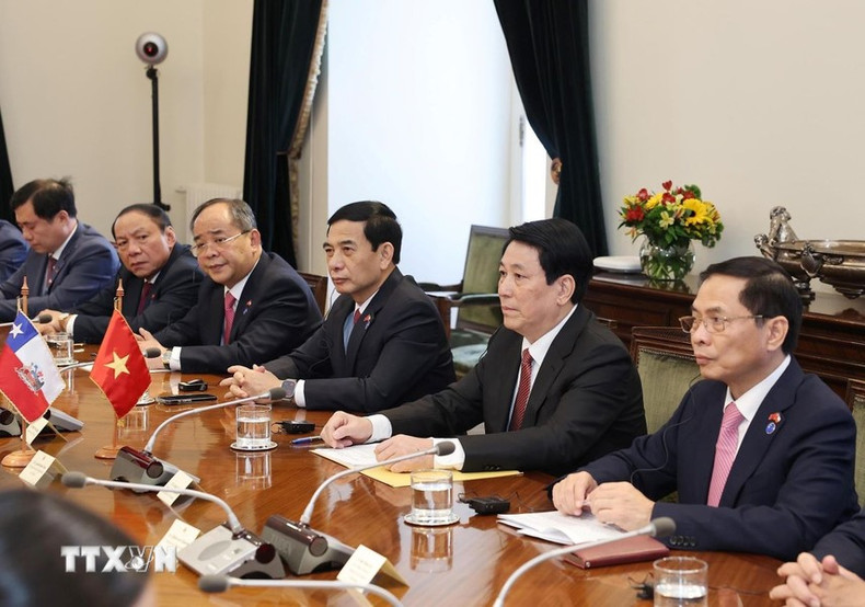 Luong Cuong interviene en la reunión.