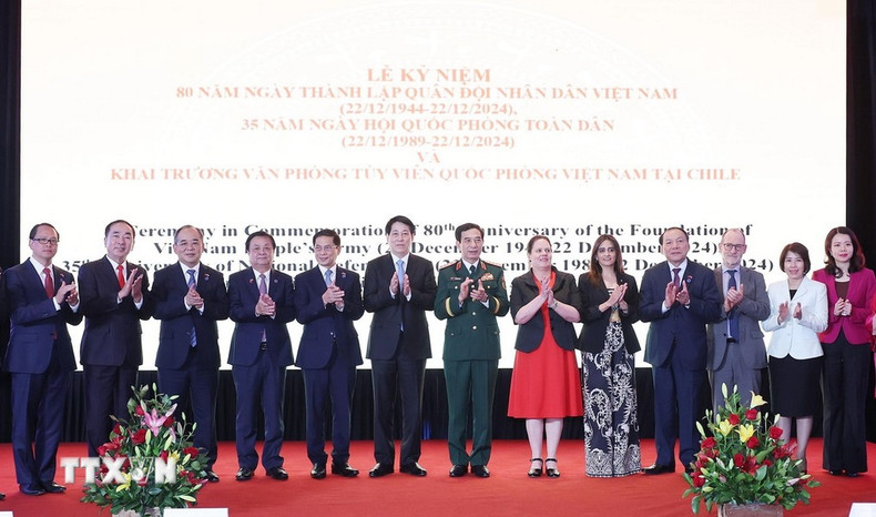 El presidente Luog Cuong y otros delegados en el acto. El presidente Luog Cuong y otros delegados en el acto.
