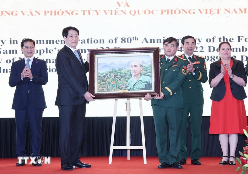 Luong Cuong entrega un regalo a la Agregaduría de Defensa de Vietnam en Chile. Luong Cuong entrega un regalo a la Agregaduría de Defensa de Vietnam en Chile.