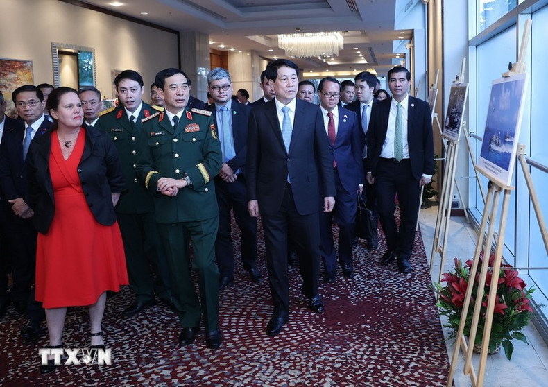 Los delegados visitan un espacio de exhibición fotográfica sobre los logros del Ejército Popular de Vietnam. Los delegados visitan un espacio de exhibición fotográfica sobre los logros del Ejército Popular de Vietnam.