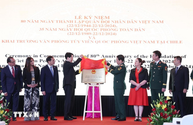 El presidente Luong Cuong y el ministro de Defensa de Vietnam, Phan Van Giang, inauguran la Agregaduría de Defensa de Vietnam en Chile. El presidente Luong Cuong y el ministro de Defensa de Vietnam, Phan Van Giang, inauguran la Agregaduría de Defensa de Vietnam en Chile.
