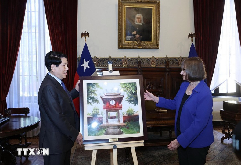 El mandatario vietnamita entrega un regalo a la Universidad de Chile. El mandatario vietnamita entrega un regalo a la Universidad de Chile.