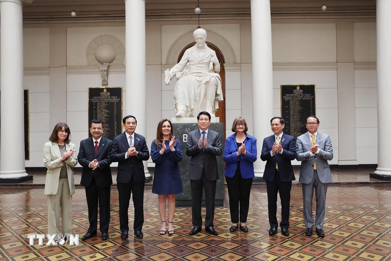 Luong Cuong y otros delegados en la Universidad de Chile. Luong Cuong y otros delegados en la Universidad de Chile.