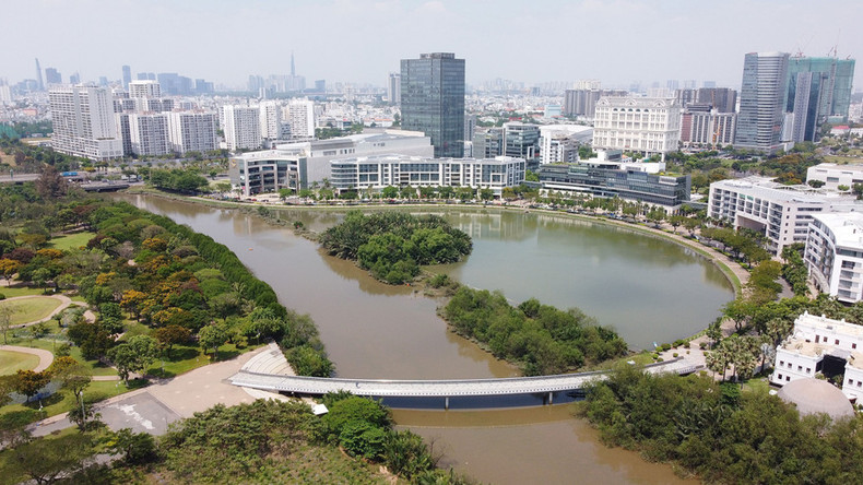 Vista panorámica del parque Crescent Lake, zona residencial Phu My Hung, Distrito 7.