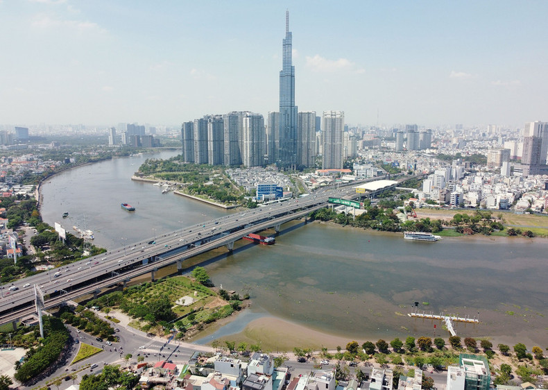 El complejo urbano de alta gama Vinhome Central Park y el edificio Landmark 81 (el más alto de la ciudad) tienen una ubicación privilegiada junto al río Saigón y el puente homónimo.