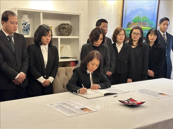 La embajadora Ngo Minh Nguyet, escribe en la carta de condolencias. La embajadora Ngo Minh Nguyet, escribe en la carta de condolencias.