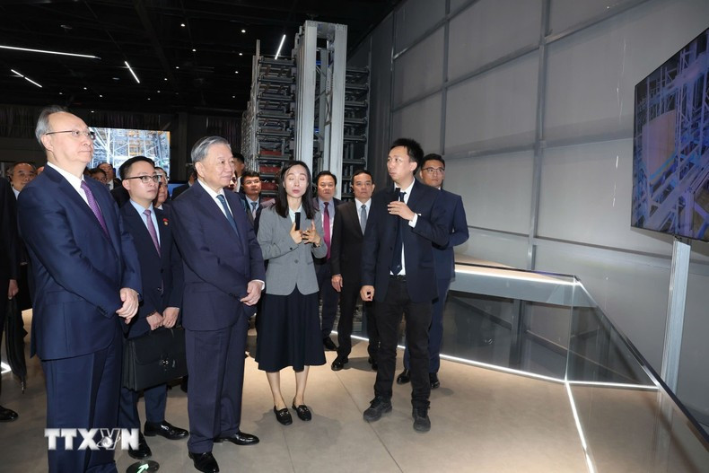 To Lam visita los stands de introducción de tecnología de la empresa MEGVII.