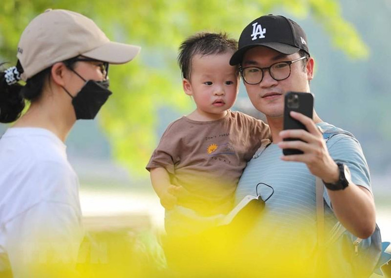 Una familia guarda un hermoso momento en el destino en una tarde de otoño. Una familia guarda un hermoso momento en el destino en una tarde de otoño.