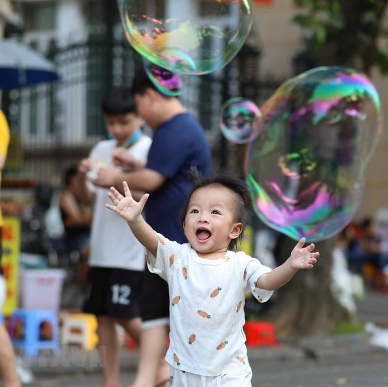 Los niños hacen pompas en el espacio peatonal del lago Hoan Kiem. Los niños hacen pompas en el espacio peatonal del lago Hoan Kiem.