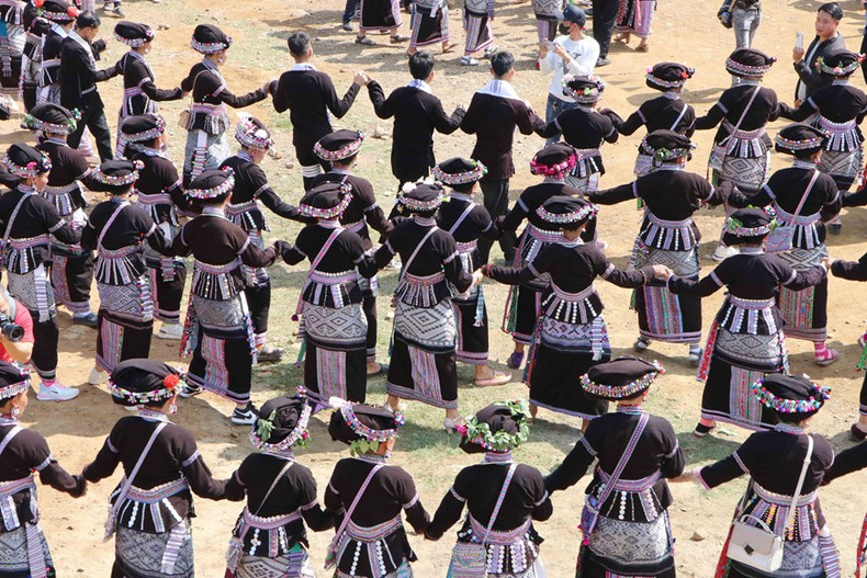 Los trajes tradicionales de las mujeres Lao se utilizan en festivales y en la vida cotidiana. Los trajes tradicionales de las mujeres Lao se utilizan en festivales y en la vida cotidiana.
