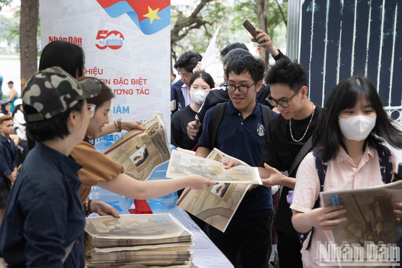 La alegría de las primeras personas en recibir el suplemento. La alegría de las primeras personas en recibir el suplemento.
