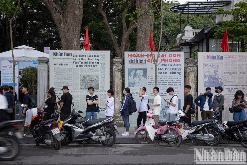 Muchos jóvenes hacen una larga fila frente a la sede del periódico Nhan Dan para tener en sus manos el suplemento especial. Muchos jóvenes hacen una larga fila frente a la sede del periódico Nhan Dan para tener en sus manos el suplemento especial.