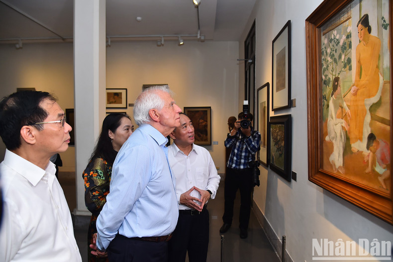 Admiran el cuadro &quot;Dos mujeres jóvenes y un bebé&quot; del artista To Ngoc Van (1906-1954).