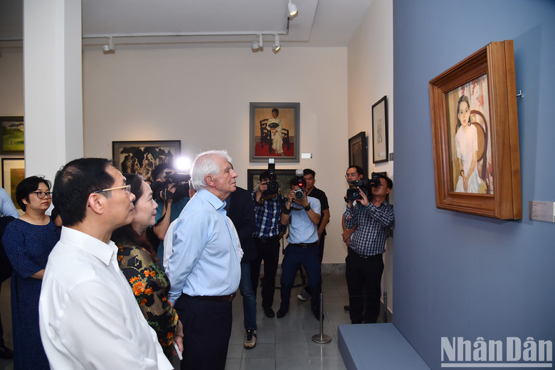 Admiran el óleo &quot;Hermanita Thuy&quot; del artista Tran Van Can (1910-1994).