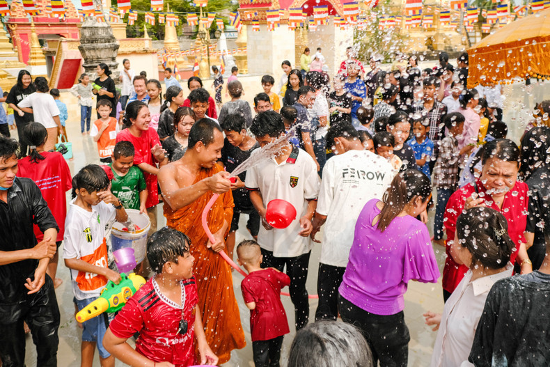 Además, los lugareños participan en combates de agua como forma de ahuyentar la mala fortuna. Además, los lugareños participan en combates de agua como forma de ahuyentar la mala fortuna.