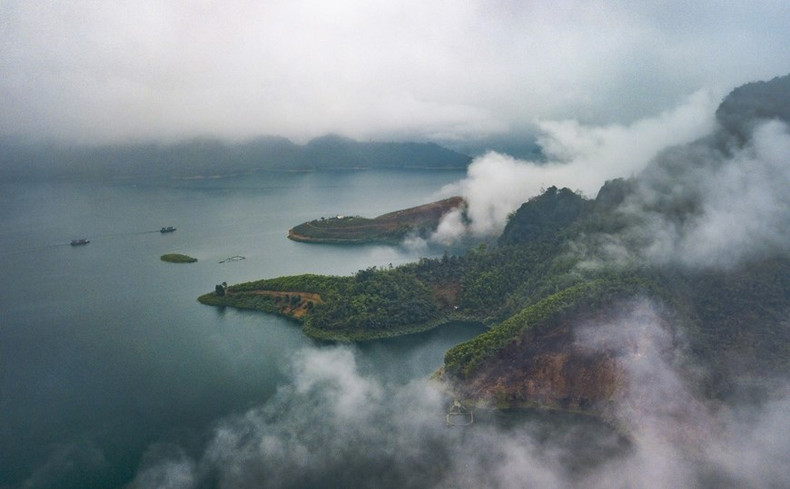 El paisaje de montañas, ríos y nubes crea un ambiente profundamente poético en el embalse Hoa Binh.