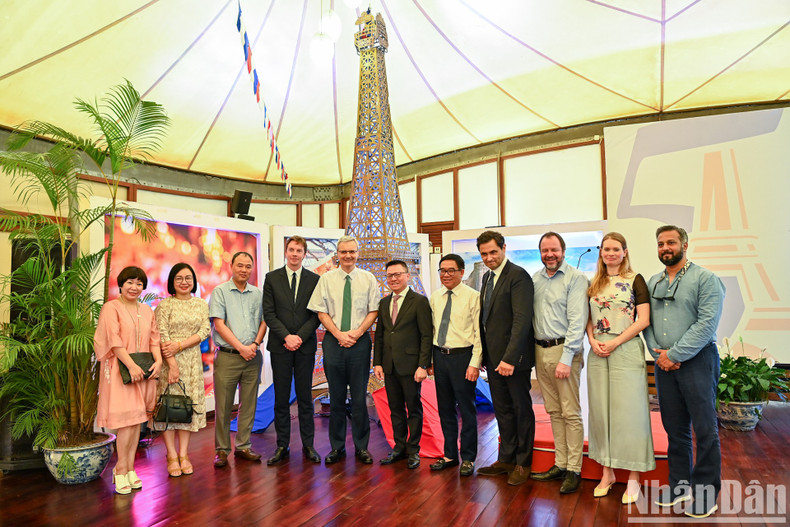 Delegados asistentes a la exposición.