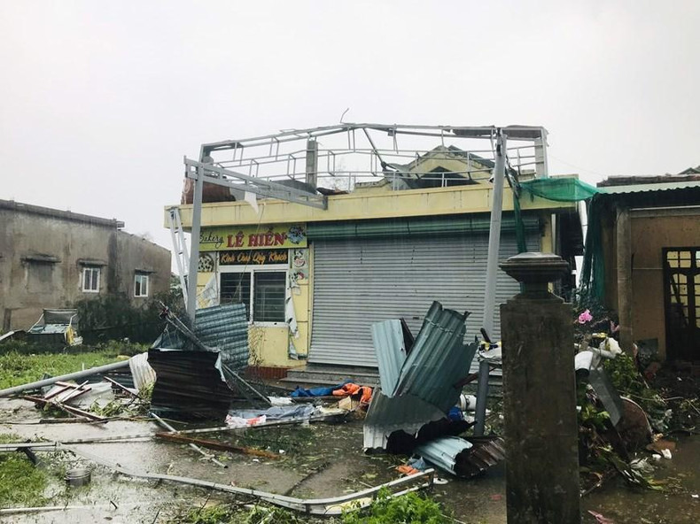 A muchas tiendas y casas en la ciudad de Cua Viet les volaron los techos. (Foto: VNA) A muchas tiendas y casas en la ciudad de Cua Viet les volaron los techos. (Foto: VNA)