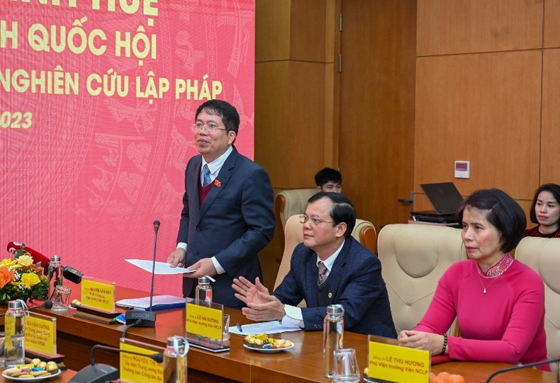 Nguyen Van Hien, director del Instituto presenta un informe en el evento. Nguyen Van Hien, director del Instituto presenta un informe en el evento.