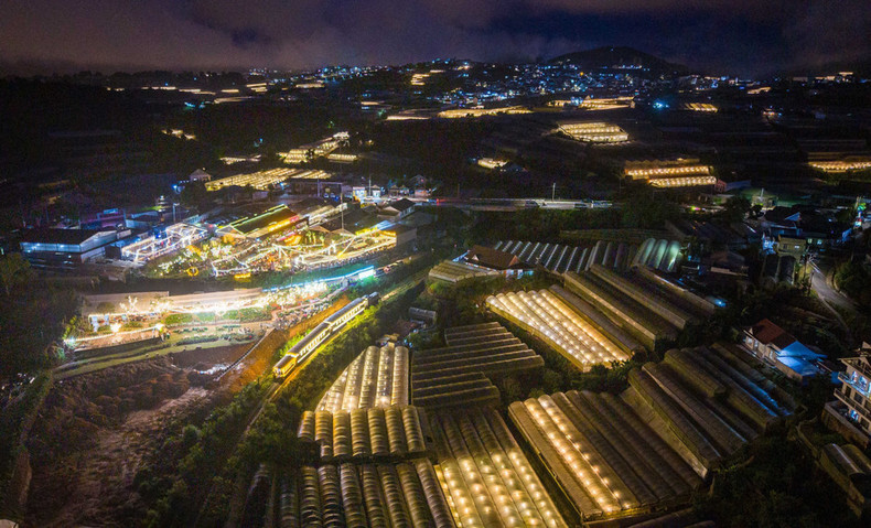Durante el trayecto, el tren atraviesa áreas de entretenimiento, huertos y jardines de flores resplandecientes.