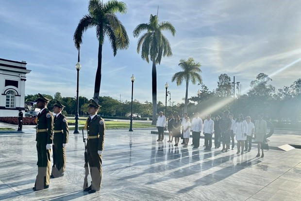El embajador de Vietnam en Cuba, Le Thanh Tung, y representantes de las agencias cercanas a la Embajada colocan ofrendas florales en el cementerio patrimonial de Santa Ifigenia.
