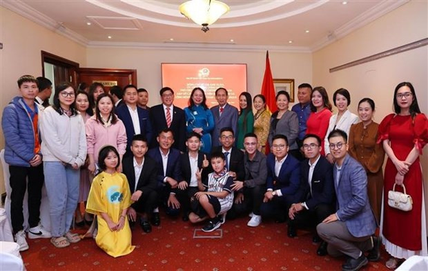 La vicepresidenta Vo Thi Anh Xuan y la comunidad vietnamita en Mozambique. (Fotografía: VNA)