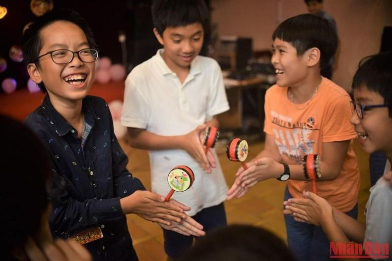 Los niños se emocionan con los juguetes tradicionales de la Fiesta del Medio Otoño. Los niños se emocionan con los juguetes tradicionales de la Fiesta del Medio Otoño.