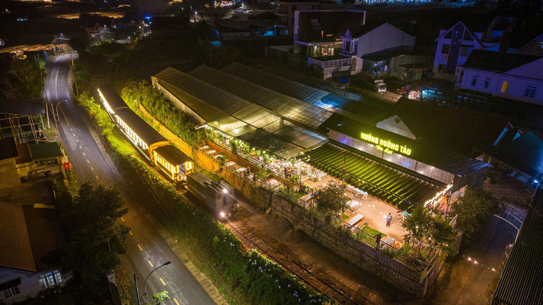 Desde el tren, los viajeros pueden disfrutar del paisaje nocturno de Da Lat, lleno de luces y encanto natural.