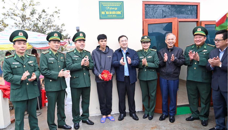 Dang Xuan Phuong, vicesecretario del Comité del PCV de la provincia norteña de Quang Ninh, y representantes del Alto Mando Provincial de la Guardia Fronteriza, entregan una casa de caridad a la familia de Le Thi Hue, de 77 años, residente en la aldea 2, comuna de Vinh Thuc, ciudad de Mong Cai. Dang Xuan Phuong, vicesecretario del Comité del PCV de la provincia norteña de Quang Ninh, y representantes del Alto Mando Provincial de la Guardia Fronteriza, entregan una casa de caridad a la familia de Le Thi Hue, de 77 años, residente en la aldea 2, comuna de Vinh Thuc, ciudad de Mong Cai.