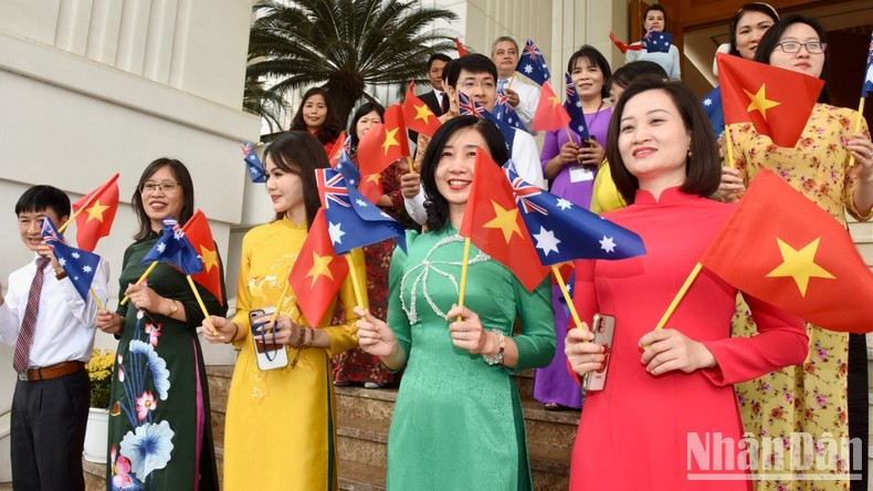Ciudadanos capitalinos se despiden del premier de Australia. Ciudadanos capitalinos se despiden del premier de Australia.