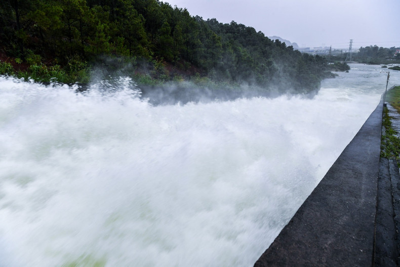 Esta mañana, el lago Yen Lap está soltando agua a un ritmo de 160 m3/seg para garantizar su seguridad. Esta mañana, el lago Yen Lap está soltando agua a un ritmo de 160 m3/seg para garantizar su seguridad.