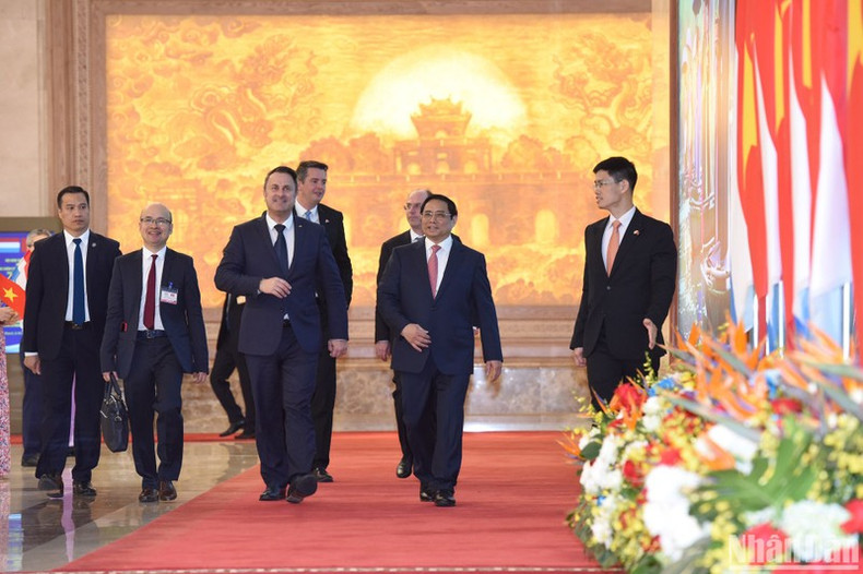 El primer ministro de Vietnam, Pham Minh Chinh, y su par de Luxemburgo, Xavier Bettel, asisten a la ceremonia de firma de documentos de cooperación y presiden una conferencia de prensa.